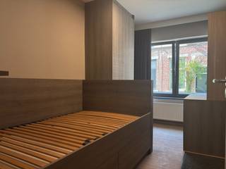 Gelegen in een rustige fietsstraat, op wandelafstand van het centrum van Leuven en vlot bereikbaar via het openbaar vervoer, bevindt zich dit gemeubeld gelijkvloers appartement met twee slaapkamers. <br /><br />U betreedt het appartement via de inkomhal, die toegang geeft tot alle vertrekken. Aan de linkerzijde bevinden zich twee gemeubelde slaapkamers, beide gelegen aan de voorzijde van het gebouw. In de inkomhal beschikt u verder over een wasplaats, een apart toilet en een badkamer met douche en wastafelmeubel.<br />Vanuit de inkomhal bereikt u de ruime leefruimte, die in open verbinding staat met de volledig uitgeruste keuken. De keuken is ingericht met een frigo, diepvries, keramische kookplaat, ingebouwde oven, vaatwasser en een geïntegreerde eettafel. <br />Vanuit de leefruimte stapt u naar de private koer, een ruime overdekte buitenruimte, een troef die in het centrum van Leuven niet vanzelfsprekend is.<br /><br />Het appartement werd recentelijk voorzien van een nieuwe verflaag en is doorheen alle vertrekken uitgerust met lichtarmaturen; in de slaapkamers zijn tevens gordijnen aanwezig. In de kelder beschikt het appartement over een private berging en een gemeenschappelijke fietsenstalling.<br /><br />De huurprijs bedraagt € 1150 per maand, met een maandelijkse provisie van € 50 voor het onderhoud en verbruik van de gemeenschappelijke delen. De nutsvoorzieningen zijn ten laste van de huurder. Het pand is onmiddellijk beschikbaar.<br /><br />Interesse in een bezichtiging? Plan snel een afspraak op https://immojanstas.be/nl/huren via onze online agenda, de snelste en efficiëntste manier om een bezichtiging in te plannen! Voor vragen zijn wij beschikbaar op het nummer 016 23 90 81, elke weekdag van 10u tot 13u.