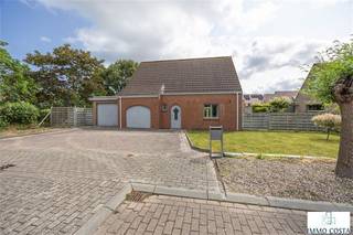 Te renoveren alleenstaande woning op mooi perceel van bijna 600m² gelegen in doodlopende straat van rustige woonwijk. Indeling : Inkomhal met...