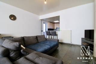 Welkom in deze instapklare woning, gelegen in een rustige straat vlakbij het centrum van Rumbeke.Je komt binnen via de inkomhal die leidt naar een...