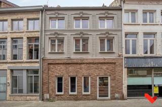 <p>In een rustige en karaktervolle straat in het centrum bevindt zich dit aantrekkelijk opbrengstgebouw met drie ruime en energiezuinige appartementen. De verzorgde voorgevel en het nette interieur, zichtbaar in de fotoreeks, weerspiegelen meteen de zorg waarmee het pand werd onderhouden. Dankzij de praktische indelingen en hedendaagse afwerking geniet elk appartement van een sterke verhuurbaarheid.<br /><br />Het gelijkvloerse appartement biedt een royale leefruimte met open keuken, twee slaapkamers, een praktische dressing en een ruime badkamer met ligbad. Op de eerste verdieping bevindt zich een tweede appartement met een lichtrijke leefruimte, moderne keuken en twee goed ingedeelde slaapkamers. De badkamer en het aparte toilet sluiten logisch aan op de leefzones, wat zorgt voor een rustige en overzichtelijke woonindeling.<br /><br />Het derde appartement vormt een belangrijke troef: een duplex met drie slaapkamers, verdeeld over twee niveaus. De eerste woonlaag omvat een ruime living, open keuken en eetplaats, twee slaapkamers en een badkamer. Via de interne trap bereikt men de zolderverdieping met een derde slaapkamer en extra bergruimte, wat dit appartement bijzonder veelzijdig maakt.<br /><br />Met zijn sterke energetische prestaties, eigentijdse leefruimtes en duidelijke groeimarge in huurinkomsten combineert dit gebouw zekerheid met toekomstpotentieel. Een zorgeloze en waardevaste investering voor wie op zoek is naar een opbrengsteigendom met bewezen aantrekkingskracht.</p>