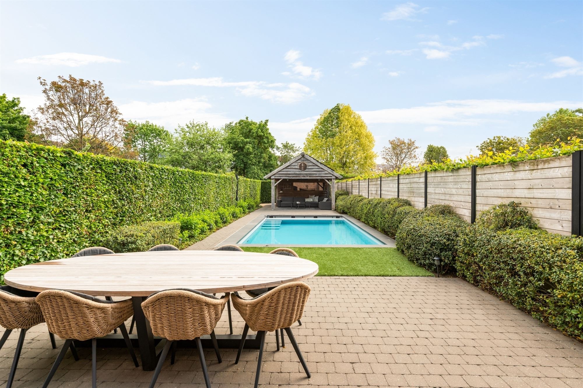 Luxury city villa with pool and pool house - photo 4