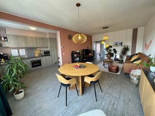 KIJKDAG: 08/08/26 : 0487508997<br />Dit instapklare appartement is centraal gelegen in een residentiële wijk in Merksem. In de nabije omgeving van groen (o.a. Fort van Merksem), winkels en het openbaar vervoer. Vlotte verbinding met auto, openbaar vervoer of A-fiets naar omliggende gemeentes en Antwerpen. Kortom u geniet van het gemak van het stadsleven gecombineerd met rust en groene ruimtes in de omgeving.<br /><br />We betreden het appartement via de inkomhal. Vooraan vinden we de ruime en lichte woonkamer met aansluitend de open keuken. De keuken is voorzien van de nodige inbouwtoestellen zoals vaatwasmachine, inductie kookplaat, ijskast en diepvriezer. Aanpalend is er nog een wasplaats.<br />Achteraan vinden we 2 volwaardige slaapkamers. Via de kleinste slaapkamer heeft u toegang tot het gezellige terras. Verder is er nog de badkamer, die voorzien is van een douche en lavabomeubel en een apart gastentoilet.<br /><br />TROEVEN:<br />Instapklaar<br />EPC B<br />Elektrische keuring conform<br />Terras<br />Kleinschalig gebouw<br />Uitzicht op groen achteraan<br />Op het plein schuin over het appartement vindt u A-fietsen en Donkey fietsen, voor de deur elektrische laadpalen.<br /><br />Oppervlakte 81m²<br />Afmetingen zijn indicatief