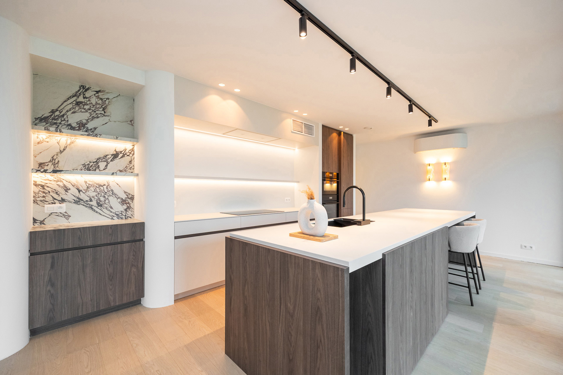 HIGH-END AFGEWERKT APPARTEMENT IN HET CENTRUM ’S-GRAVENWEZEL - foto 5