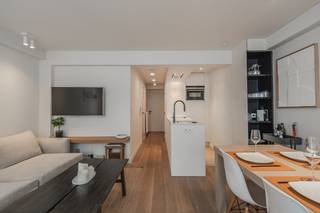 Op 50m van de zeedijk in Duinbergen bevindt zich dit mooi gerenoveerd appartement in een kleine residentie!  Het appartement beschikt over een mooie woonkamer met open keuken.   Verder zijn er 2 slaapkamers, allebei beschikken ze over een ensuite  badkamer. De ene met douche de andere met een ligbad;  De ene kamer biedt plaats aan een dubbel bed, in  de andere kamer kan een stapelbed geplaatst worden.  Daarnaast is er een apart toilet en een praktische berging. Ook in de kelder hebt u een extra privéberging waar ook plaats is voor enkele fietsen!  De eigenaars hebben geopteerd voor een mooie volle parket, die doorloopt over het ganse appartement!  Alle meubelen kunnen mits meerprijs overgenomen worden.  Dit appartement ligt echt op een toplocatie, ook is er voldoende parkeergelegenheid in de buurt.  Aarzel niet en vraag vandaag nog uw bezoek aan! 