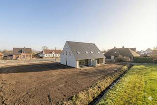 Nieuwbouwwoning te koop op perceel van 375 m² in Lichtervelde.Gelegen in Lichtervelde op enkele minuten van het centrum en station, vlakbij scholen...