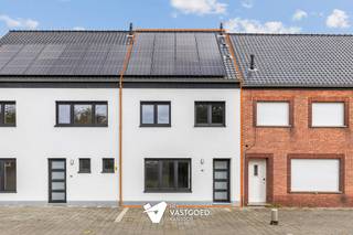 <p><span>Kwalitatief gerenoveerde woning vlakbij centrum</span></p><p><span> </span></p><p><span>Belangrijkste troeven:</span></p><p><span>- Centrale ligging op wandelafstand van centrum</span></p><p><span>- Volledig kwalitatief gerenoveerd</span></p><p><span>- Voorzien van warmtepomp met vloerverwarming, zonnepanelen...</span></p><p><span>- 2 volwaardige slaapkamers</span></p><p><span>- Vaste trap naar zolder voor extra mogelijkheden</span></p><p><span>- Knappe badkamer</span></p><p><span>- Ruime tuin met aangelegd terras</span></p><p><span>- Voorzien van kelder</span></p><p><span> </span></p><p><span>Bekijk zeker ook de 3D virtuele rondleiding en de grondplannen met de afmetingen. Zo krijgt u van thuis uit al een perfect beeld van wat deze woning te bieden heeft!</span></p><p><span>Wenst u meer info of een vrijblijvende bezichtiging, contacteer dan ons kantoor op het nummer 014 39 99 99 en wij helpen u graag verder.</span></p>