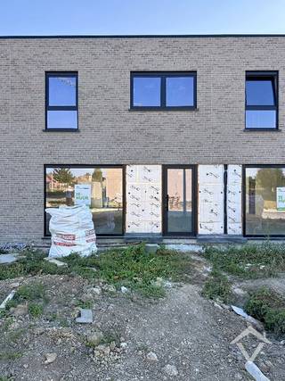 Deze nieuwbouwwoning bestaat uit: inkomhal - toilet - living - keuken - berging - wasplaats - terras - tuin - tuinhuis - autostaanplaats - nachthal - 3 slaapkamers - badkamer - toilet op de bovenverdieping. <br /><br />EPC: woning in aanbouw. Vrij 1/12/2026. Huurprijs 895 €/mnd.