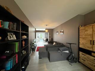 Deze recent gerenoveerde woning in de Harelbekestraat is ideaal gelegen voor wie centraal in Gent wil wonen. De woning bevindt zich op wandelafstand van UZ Gent en geniet daardoor van een uitstekende ligging, met winkels, openbaar vervoer en andere voorzieningen in de nabije omgeving.
Bij het binnenkomen kom je terecht in een aangename inkomhal die toegang geeft tot de ruime leefruimte. Dankzij de dakkoepel valt er bijzonder veel natuurlijk licht binnen, wat zorgt voor een warme en lichtrijke sfeer. Achteraan de woning bevindt zich de keuken, met aansluitend de vernieuwde badkamer, voorzien van een douche en lavabo. Ook het toilet bevindt zich op dit niveau. Verder beschikt de woning over een kleine kelderberging, ideaal voor het opbergen van fietsen, voorraad of andere spullen.
Op de eerste verdieping bevinden zich twee ruime slaapkamers die voldoende mogelijkheden bieden voor een gezin, koppel of wie graag over een extra kamer beschikt. Via de trap bereik je de zolderkamer, die dankzij het aanwezige Velux-raam perfect kan worden ingericht als derde slaapkamer, bureau, hobbyruimte of extra leefruimte.
Als extra troef beschikt de woning over een gezellig klein stadstuintje, een aangename plek om buiten te zitten en te genieten van wat rust midden in de stad.
Kortom, deze woning combineert een recente renovatie, aangename leefruimtes, drie mogelijke kamers en een uitstekende centrale ligging op wandelafstand van UZ Gent. Een ideale thuis voor wie comfortabel en centraal in Gent wil wonen.