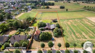 SCHELLE - Voormalige landbouwsite met loods op 9.457 m² – optioneel uit te breiden tot bijna 3 ha<br /><br />Op een landelijke en groene locatie in Schelle bevindt zich deze voormalige landbouwsite op 9.457 m², een unieke eigendom voor wie op zoek is naar ruimte, potentieel en een project op maat.<br /><br />De bestaande woning en loods met een oppervlakte van 223m² dienen grondig gerenoveerd of verbouwd te worden. Ook afbraak en heropbouw kunnen, mits de nodige toelatingen, worden onderzocht.<br /><br />Een bijzondere troef is de mogelijkheid om 19.930 m² rechtstreeks aangrenzende landbouwgrond optioneel bij aan te kopen. Zo ontstaat één aaneengesloten geheel van maar liefst 29.387 m², of bijna 3 hectare.<br /><br />De site is bijzonder interessant voor paardenliefhebbers die wonen en hun passie voor paarden op één locatie willen combineren. Bovendien zijn gekende ruitersportlocaties zoals Azelhof, Jumping Bonheiden en Sportstal Vanderhasselt vlot bereikbaar.<br /><br />Ook voor wie de uitbouw of heropstart van een agrarische activiteit overweegt, biedt het agrarische verleden van de site in combinatie met de aansluitende landbouwgronden interessante mogelijkheden.<br /><br />De eigendom geniet bovendien van een aantrekkelijke ligging: landelijk en groen, maar tegelijk centraal tussen Antwerpen en Brussel en met een goede aansluiting naar de belangrijkste verkeersassen. Het open landschap en de Rupel met haar dijken versterkt het landelijke karakter.<br /><br />Een zeldzame opportuniteit voor wie ruimte en potentieel zoekt: als landelijke woonplek, voor paardenliefhebbers of voor de mogelijke uitbouw van een agrarische activiteit.<br /><br />Alle vermelde ontwikkelings- en gebruiksmogelijkheden zijn onder voorbehoud van de geldende stedenbouwkundige voorschriften, bestemming, vergunningen en overige regelgeving.<br /><br /><span><strong>Enkele troeven:</strong></span><br /><br />- uitzonderlijk ruim perceel op een centrale locatie tussen Antwerpen en Brussel<br />- Veelzijdig potentieel<br />- Optioneel uitbreidbaar tot bijna 3 ha.<br />- Voormalige landbouwsite met karakter<br />- 6% btw sloop & heropbouw mogelijk (onder voorbehoud van het voldoen aan alle geldende wettelijke voorwaarden)<br /><br />Wens je een bezoek in te plannen? Neem dan zeker contact op via 053/60.65.66.