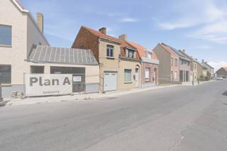 <p>Deze woning is gelegen langs de Noorburgweg, op fietsafstand van verschillende winkels, voorzieningen en andere faciliteiten. </p>
<p>De woning beschikt over een inkomhal die toegang biedt tot de gezellige leefruimte met aansluitend een ingerichte open keuken. Verder heb je de garage met sectionale poort en een bijkeuken met dampkap en gasfornuis.</p>
<p>Via de traphal bereik je de eerste verdieping met drie slaapkamers en een badkamer, uitgerust met een ligbad met douchestang, toilet en enkele wastafel. Daarnaast beschikt de woning over een zolder en kelder, ideaal voor extra bergruimte.</p>
<p>Buiten geniet je van een aangename, zongerichte tuin met terras waar het heerlijk vertoeven is. </p>
<p>Troeven:</p>
<ul><li>Aangename, zongerichte tuin</li><li>Centrum van Veurne</li><li>Garage</li><li>3 slaapkamers</li></ul>
<p>Wens je meer informatie of een bezoek contacteer ons via 058 31 58 58 of via hanne.huyghe@era.be </p>