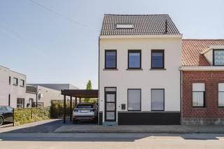 Deze totaal gerenoveerde halfopen bebouwing met drie slaapkamers is gelegen op de Bosmolens, op een oostgericht perceel van 389 m² en met...
