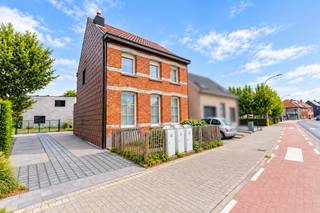 Deze halfopen bebouwing met 3 slaapkamers en garage heeft een charmante cottage-uitstraling en een warme, huiselijke sfeer. De houten accenten en gezellige leefruimte geven de woning extra karakter, terwijl de koer en garage voor bijkomend comfort zorgen.<br /><br />Via de inkomhal kom je binnen in de eetkamer, die aansluit op de leefruimte. Verder bevinden zich op het gelijkvloers de keuken en de badkamer, uitgerust met een douche en toilet. <br /><br />Achteraan beschikt de woning over een gezellige koer waar je in alle rust buiten kan zitten. De garage vormt een bijkomende troef en biedt plaats voor een wagen en extra opbergruimte.<br /><br />Op de 1ste verdieping bevinden zich 3 slaapkamers. 2 slaapkamers zijn rechtstreeks bereikbaar, terwijl de 3de slaapkamer toegankelijk is via één van de andere kamers. Daarnaast is er nog een zolder aanwezig, ideaal als extra opbergruimte.<br /><br />Een karaktervolle halfopen bebouwing met cottage-elementen, 3 slaapkamers en garage, ideaal voor wie op zoek is naar een gezellige woning op een centrale ligging.<br /><br />Wij leiden je graag rond!