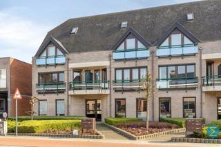 Dit gezellige en goed onderhouden gelijkvloers appartement is gelegen aan de rand van de gemeente en beschikt o.a. over twee slaapkamers, een...