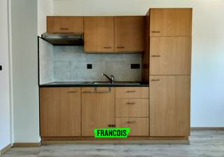 Op zoek naar een slimme investering of een gezellige woonst voor jezelf? Deze instapklare studio te Poperingseweg 79 bus 3A in Ieper combineert comfort met een centrale ligging en is ideaal voor alleenstaanden.<br /><br />Deze gerenoveerde studio bevindt zich op een vlot bereikbare locatie nabij het centrum van Ieper. De woonruimte is praktisch ingedeeld en baadt in natuurlijk licht. De open leefruimte sluit naadloos aan op de ingerichte keuken, wat zorgt voor een aangename en efficiënte woonbeleving. De badkamer is voorzien van alle nodige comfort. Dankzij de recente warmtepomp geniet je bovendien van energiezuinig wonen. Deze eigendom is een uitstekende keuze voor wie compact maar kwalitatief wil wonen in Ieper.<br /><br />De studio is momenteel verhuurd, waardoor dit een interessante investering is.<br /><br />Interesse in deze studio te koop in Ieper? Neem vandaag nog contact op met Immo Francois en plan je bezoek. Actief in Ieper, Zonnebeke en Langemark-Poelkapelle begeleiden wij je graag bij elke stap naar jouw nieuwe thuis.<br /><br />Woning verkopen in Ieper? Vraag je gratis schatting aan bij Immo Francois via ieper@immofrancois.be.<br /><br />