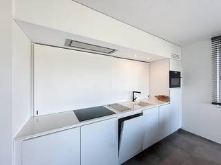 Dit aangename gemeubeld appartement op de tweede verdieping biedt een praktische indeling en veel comfort.<br />Bij binnenkomst komt u in de inkomhal met apart toilet, lichtrijke woonkamer vormt het hart van de woning en gaat naadloos over in de volledig uitgeruste keuken.<br />Het appartement beschikt over twee ruime slaapkamers en een badkamer.<br />Daarnaast geniet u van maar liefst twee terrassen, ideaal om te ontspannen en te genieten van de buitenlucht.<br />Mogelijkheid tot aankopen parking + zeer ruime kelder (waar 4 fietsen in passen).<br />Dankzij de centrale ligging bevindt u zich op een boogscheut van winkels, restaurants en openbaar vervoer, terwijl u toch in een rustige omgeving woont.