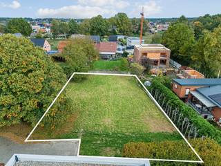 Prachtige bouwgrond in een doodlopende straat met een oppervlakte van 852 m² vlakbij het centrum van Mol (Ginderbuiten). Geschikt voor het oprichten van een open bebouwing voor ééngezinwoning met maximum 2 bouwlagen en een dakverdieping. Perceelbreedte = 25 m, perceeldiepte = 30 m, oriëntatie = noordoost. Gelegen in woongebied en in een goedgekeurde verkaveling. Verkavelingsvoorschriften op eenvoudig verzoek te bekomen via ons kantoor. Vrij van bouwverplichting: u bouwt wanneer en met wie u wenst. Voorzieningen: De straat is verhard met asfalt en uitgerust met de volgende nutsvoorzieningen: water, elektriciteit, gas, TV-distributie, telefoon, openbare verlichting.<br /><br />Bijzonderheden:<br />- Zeer mooie en rustige ligging (doodlopende straat)<br />- Vlakbij centrum Mol