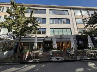 Dit instapklare appartement is ideaal voor wie comfortabel wil wonen op een centrale locatie in Hasselt. Dankzij de ligging midden in het centrum bevinden winkels, scholen, horeca en openbaar vervoer zich op korte afstand.<br /><br />Het appartement beschikt over twee slaapkamers, een aangename leefruimte en een terras. Wie een appartement wil huren in Hasselt en belang hecht aan een centrale ligging en praktisch wooncomfort, vindt hier een mooie combinatie.<br /><br />Verdiep +2<br />- Inkomhal<br />- Lichtrijke leefruimte<br />- Keuken<br />- 2 slaapkamers<br />- Badkamer<br />- Apart toilet<br />- Terras<br /><br />Verdiep -1<br />- Kelderberging<br /><br />Troeven:<br />- Instapklaar appartement<br />- 2 slaapkamers<br />- Terras<br />- Gelegen in het centrum van Hasselt<br />- Winkels en voorzieningen vlakbij<br />- Nabij scholen<br />- Goede verbinding met het openbaar vervoer<br />- Centrale en vlot bereikbare ligging<br /><br />Dit vastgoed te huur in Hasselt is bijzonder interessant voor wie centraal wil wonen met alle dagelijkse voorzieningen binnen handbereik. Door de combinatie van twee slaapkamers, een terras en de ligging in het centrum is dit een aantrekkelijke verhuur in Hasselt<br /><br />De snelste manier om een bezoek te brengen aan deze woning? Vraag je bezoek aan via de rode knop op onze website (www.dewaele.com).<br /><br />Telefonisch kunnen er geen afspraken gemaakt worden. Bij andere vragen kun je ons telefonisch contacteren via 011 30 50 50.<br /><br />Tot binnenkort<br /><br />Deze AI-visualisaties zijn bedoeld als inspiratie. Er werd geen rekening gehouden met technische specificaties, stedenbouwkundige voorschriften of de concrete mogelijkheden tot realisatie.