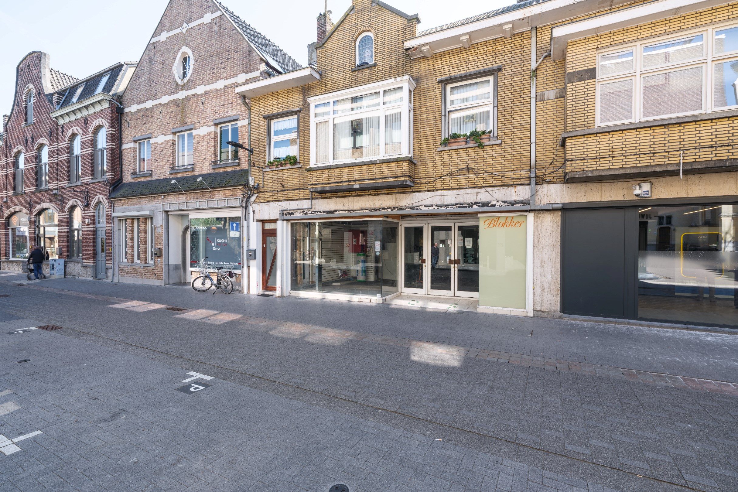 Ideaal gelegen handelspand van 667m² gelegen op een toplocatie in Bree. - foto 2