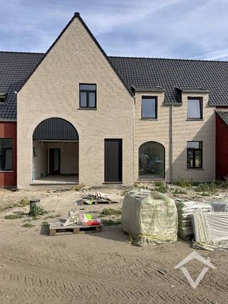 Deze nieuwbouwwoning bestaat uit: inkomhal - toilet - living - keuken - terras - tuin - wasplaats - berging - garage - nachthal - 3 slaapkamers - badkamer - zolder. <br /><br />EPC: woning in aanbouw. Vrij 1/10/2026. Huurprijs 1470 €/mnd