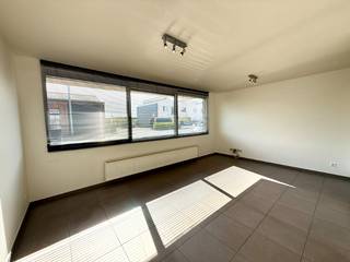 Dit gelijkvloerse appartement omvat inkom met vestiairekast, mooie leefruimte, open volledig ingerichte keuken met alle toestellen...
