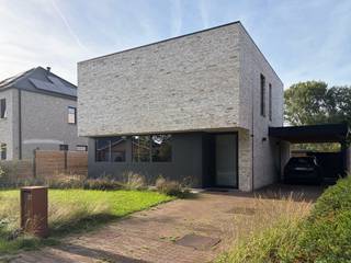 Prachtige moderne, uiterst energiezuinige nieuwbouwvilla (2024), perfect afgewerkt met hoogwaardige materialen, op een toplocatie. Op wandelafstand van het dorpscentrum en rustig gelegen met een weids zicht over de achtergelegen weilanden.<br /><br />Deze futureproof villa biedt hedendaagse architectuur met een lichte gevelsteen en donker aluminium, energiezuinig wonen en comfort.<br /><br />De villa werd ontworpen en gebouwd met veel aandacht en zorg voor materiaalkeuzes en lichtinval. Ze kent een unieke en gebruiksvriendelijke indeling en geeft bij het binnenkomen onmiddellijk een thuis-gevoel.<br /><br />Via de inkomhal met vestiaire en gastentoilet komen we in de open leefruimte (op een schitterende parketvloer) met aansluitend de volledig uitgeruste praktische keuken (ca. 57m²) met een oven, een combi-magnetron, inductievuur met ingebouwde afzuiging, vaatwasser en koelkast. Langs het schuifraam bereiken we het terras en de tuin. Verder is er ook nog een handige bureauruimte aan de voorzijde. (ca. 8m²)<br /><br />Op de 1ste verdieping geeft de nachthal toegang tot 3 volwaardige slaapkamers (ca. 17, 13 en 9m²), een technische ruimte/wasplaats en de ruime, stijlvol ingerichte badkamer met douche, dubbel wastafelmeubel en apart toilet.<br /><br />De verzorgde tuin, met een mooi zicht over de achtergelegen weilanden, is voorzien van een deels overdekt terras, een ruime tuinberging, een carport en oprit & tuinpaden in mooie kleiklinkers.<br /><br />Troeven:<br />- Zeer energiezuinig: E-peil -16, label A+<br />- 14 zonnepanelen van 450 Wp = 6.300 Wp<br />- Geothermische warmtepomp met boring van 112 m diep, vloerverwarming en passieve natuurlijke vloerkoeling (Itho Daalderop)<br />- Ventilatie type D (Vasco)<br />- Hoogwaardige HR+beglazing met zonwerend glas aan de zuidwest kant<br />- 2 regenwaterputten van 10.000 L <br />- Kruipruimte<br />- Uitgebreide elektrische installatie<br />- De woning wordt verkocht onder registratierechten (2% onder voorwaarden en dus geen 21% BTW) <br />- Tot 2031 volledig vrijgesteld van onroerende voorheffing!