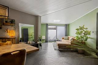 Ontdek deze jonge, hippe en instapklare woning gelegen in de Melkwegel 28 te Heusden.<br />Deze eigentijdse woning combineert comfort, ruimte en een praktische indeling, ideaal voor wie op zoek is naar zorgeloos wonen om te starten.<br />De lichtrijke open leefruimte met eet- en woonkamer sluit naadloos aan op de moderne keuken, die volledig uitgerust is met alle nodige toestellen en hedendaags comfort. Een perfecte setting voor gezellige momenten met familie en vrienden. Buiten geniet u van een aangename koer, ideaal om een dagelijks luchtje te scheppen.<br />Een absolute troef van deze woning is de zeer ruime slaapkamer met ensuite badkamer voorzien van een open inloopdouche, een ligbad, een moderne wastafel en een apart toilet, wat zorgt voor extra privacy en luxe. Ook de wasmachine en droogkast kunnen hier voorzien worden.<br />Daarnaast biedt de zolderkamer nog tal van mogelijkheden: bureau, hobbyruimte of extra slaapkamer.<br />Met een gunstig EPC en een uitstekende ligging in een rustige, maar vlot bereikbare buurt, is deze woning een unieke kans.<br /><br />Indeling: <br /><br />inkomhal - apart toilet - keuken - woon-en eetkamer - koer - badkamer - apart toilet - master bedroom - zolderkamer<br /><br />Voor meer informatie of een bezoek ter plaatse neemt u best contact op met onze dossierverantwoordelijke Lansan via 0470 67 66 17 of lansan@immomamo.be.<br /> 