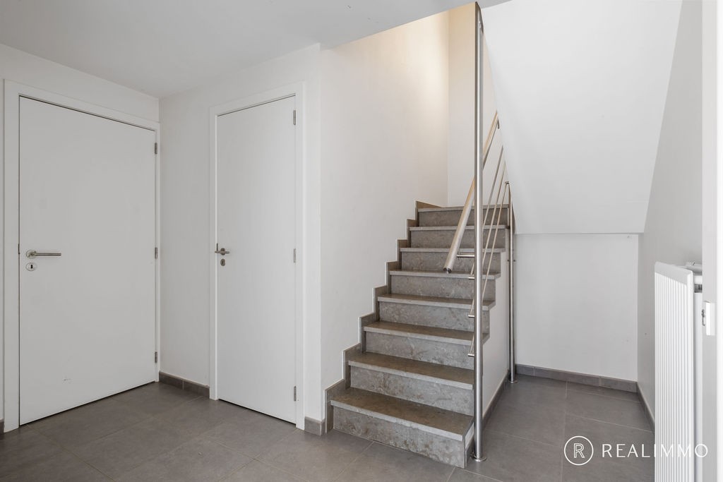 Maison semi-mitoyenne récente (2017) avec jardin, terrasse et sortie arrière, située dans un quartier calme - photo 4