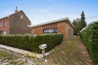 Deze woning met karakteristiek vlinderdak staat volledig casco, waardoor u alle vrijheid heeft om uw droominterieur te realiseren. Een groot...