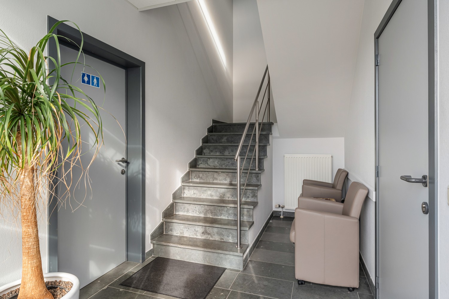 Uniek kantoorgebouw / handelspand te Wezemaal met een oppervlakte van ca 500m2 en parking achter het gebouw ! - photo 4