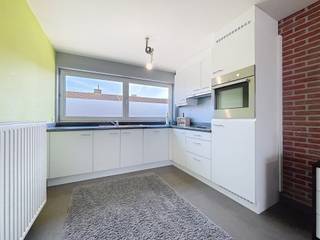 Deze opbrengsteigendom werd in 2004 volledig vernieuwd en bestaat uit 2 appartementen. De eigendom is zeer verzorgd en volledig instapklaar. <br />Indeling als volgt : <br />Gelijkvloers appartement : inkom, grote leefruimte met open ingerichte keuken, 2 slaapkamers, badkamer, groot terras en tuin. Momenteel verhuurd aan 725,00 euro/maand (EPC C)<br />Appartement op eerste verdiep : Leefruimte met open ingerichte keuken, 1 slaapkamer en badkamer, berging. Momenteel verhuurd aan 595,00 euro/maand (EPC B)<br />De eigendom werd altijd zeer goed onderhouden , en zeer vlot verhuurd ! Extra troef : elektriciteit conform ! Ideale beleggingseigendom ! <br />Interesse ? Meer info ? Bel ons op 051/545/969