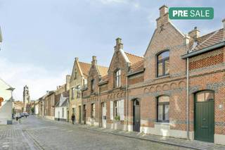 Cette maison à Bruges est un excellent choix pour ceux qui souhaitent faire un investissement intelligent ou qui recherchent une maison confortable. Vous profitez également du confort de vie moderne et de la tranquillité d'esprit, car la maison a été entièrement rénovée en 2016. La combinaison d'un jardin urbain confortable, d'un garage privé et d'une finition de haute qualité fait de l'achat de cette propriété à Bruges un choix sans soucis.<br /><br />Disposition de la maison :<br /><br />Rez-de-chaussée :<br />° Hall d'entrée avec option vestiaire<br />° Toilettes séparées<br />° Salle de bain avec douche à l'italienne et lavabo<br />° Cuisine entièrement équipée<br />° Espace de vie confortable avec beaucoup de lumière<br />° Local de rangement avec raccordement pour la machine à laver<br />° Terrasse avec jardin de 43 mètres carrés<br />° Garage privé numéro 23 situé dans le Wevershof<br /><br />Premier étage :<br />° Salle de nuit<br />° Deux chambres complètes<br /><br />L'accessibilité de cette propriété à vendre est excellente. Depuis cette maison de Bruges, vous pourrez facilement rejoindre à pied les boutiques locales et les restaurants chaleureux. Grâce à la proximité du périphérique de Bruges, vous pouvez également facilement quitter la ville en voiture. <br /><br />Le bien est proposé selon la formule Pre-sale. Le 10/10/2026 entre 09:00 et 12:00, vous pouvez visiter la maison sur rendez-vous et faire une offre. Le prix affiché est un prix indicatif. Pour plus d'informations, veuillez contacter le responsable du dossier.<br /><br />Registre des mesures: non