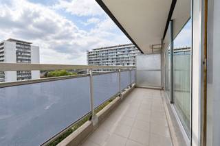 Dit aangename appartement van 105 m² is gelegen in het Koningin Fabiolapark in Sint-Niklaas, recht tegenover Waasland Shopping.Het appartement beschikt over een ruime, lichtrijke woonkamer, een ingerichte keuken , twee volwaardige slaapkamers en een badkamer met ligbad en douchemogelijkheid.Daarnaast geniet u van een 2 zonnige terrassen en een privatieve garage.Dankzij de uitstekende ligging bevinden winkels, openbaar vervoer en belangrijke invalswegen zich op korte afstand.Een ideale combinatie van ruimte, comfort en een centrale ligging!
