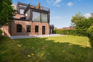 Maak snel uw afspraak via Anne De Block- OC Vastgoed: 0471 38 00 36 of anne@ocvastgoed.be<br /><br />Dit authentiek, lichtrijk, gelijkvloers appartement (132m²) met twee slaapkamers en gezellige tuin bevindt zich in deze prachtige kasteelvilla welke werd opgetrokken in Neogotische stijl in 1912. Zeer centrale en rustige locatie in het dorpshart te Burcht! Belangrijke invalswegen, winkels en scholen op wandelafstand. <br /><br />Indeling - appartement op het gelijkvloers met privatieve ingang:<br />- Lichtrijke leefruimte met royaal plafond van vier meter hoogte en prachtige raampartijen; <br />- Luxueuze uitgeruste keuken voorzien van alle toestellen;<br />- Afzonderlijk gastentoilet; <br />- Twee ruime slaapkamers met uitstraling van eiken visgraat parket;<br />- Marmer ingerichte badkamer voorzien van ruime inloopdouche en dubbele lavabo;<br />- Praktische berging met technische ruimte.<br /><br />De prachtige moulures, verfijnde houtomkastingen rondom ramen en radiatoren en marmeren schouwmantel geven het pand een unieke uitstraling.<br /><br />Prachtig terras met ruime tuinzone (235m²), volledig afgesloten welke garantie op privacy garandeerd. <br />Via de achterste slaapkamer bereiken we een tweede tuinzone met tuinberging en rechtstreekse toegang tot achterliggend park.<br /><br />Private kelderberging aanwezig. <br /><br />Technische gegevens:<br />Conforme elektriciteit, dubbele beglazing en centrale verwarming op aardgas.<br /><br />Bent u op zoek naar een aunthentiek, charme appartement in Burcht, op een boogscheut van Antwerpen? Kom dan zeker langs!<br /><br />EPC 199 (energielabel B) / Bewoonbare oppervlakte volgens het EPC attest zonder terrassen: 132m² <br />Stedenbouwkundige inlichtingen woongebied, bouw vergund, geen verkavelingsvergunning, geen rechterlijke herstelmaatregel of bestuurlijke maatregel opgelegd, geen voorkooprecht.<br />Geen overstromingsgevoelig gebied: P-score: A, G-score: A<br />Geen renovatieverplichting en geen asbest aanwezig.