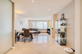 <p><span>Prachtig afgewerkt instapklaar appartement. </span></p><p><span>Appartement werd volledig gerenoveerd met gebruik van enkel de beste materialen. </span></p><p><span>Keuken zeer goed uitgerust met onder andere inductiekookplaat, Amerikaanse frigo. </span></p><p><span>2 slaapkamers, volledig ingerichte badkamer met inloopdouche, enkele lavabo en toilet.</span></p><p><span>Airco voorzien in living en slaapkamers, elektrische rolluiken aan slaapkamers.</span></p><p><span>Autostaanplaats inbegrepen in de huurprijs.</span></p><p><span> </span></p><p><span>Gas, elektriciteit en water niet inbegrepen, verder geen gemeenschappelijke kosten!</span></p>