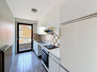 <p><span>Appartement in het centrum van Roeselare.</span></p><p><span> </span></p><p><span>De indeling is als volgt: inkomhal met apart toilet, leefruimte, keuken met aparte berging, badkamer, 2 slaapkamers en een terras.</span></p><p><span> </span></p><p><span>Daarnaast beschikt het appartement over een garage (inbegrepen in de huurprijs)!</span></p><p><span> </span></p><p><span>€ 100 syndic/maand (waterverbruik inbegrepen).</span></p><p><span> </span></p><p><span>Onmiddellijk beschikbaar.</span></p><p><span> </span></p><p><span>Bij interesse kunt u via volgende link uw huurdersprofiel aanmaken: <span>https://clee.be/nl/app/kandidaat-stellen/0476526158/d173dcd8-b243-f111-8ef3-7c1e5212e247</span></span><span> </span></p>