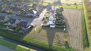 Ontdek dit ruime villaperceel van 738 m², gelegen in de residentiële wijk 't Rivierenhof in Maldegem. Hier geniet je van een ideale ligging op slechts vijf minuten van de markt, met een vlotte verbinding via de Expresweg naar zowel Antwerpen als Knokke.

De royale grootte van het perceel en de flexibele stedenbouwkundige voorschriften bieden je alle vrijheid om jouw droomvilla volledig op maat te realiseren. Hier bouwen we jouw nieuwe, energiezuinige woning ontworpen en gebouwd volgens jouw wensen, en dat tegen een vaste, transparante prijs.

Wil je dit unieke stuk bouwgrond zelf bekijken? Het perceel ligt recht tegenover 't Rivierenhof 58. Vraag nu ons gratis inspiratieboek aan: een waardevolle gids boordevol ideeën, plannen en tips op 250 pagina’s om jouw woondromen waar te maken!

Of contacteer Dominic en ontdek alle mogelijkheden!