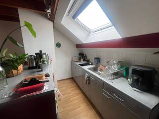 <p><span>Knus en lichtrijk 1-slaapkamerappartement op toplocatie in de Brusselse Vijfhoek</span></p><p><span>Gelegen op een toplocatie in het hart van de Brusselse Vijfhoek, bevindt zich dit charmante en lichtrijke appartement op de 4de verdieping van een gebouw zonder lift.</span></p><p><span>Het appartement biedt een gezellige leefruimte met veel natuurlijke lichtinval, aansluitend op de open keuken met eetplaats. De slaapkamer bevindt zich op de mezzanine onder het dak, wat zorgt voor een knusse en karaktervolle indeling.</span></p><p><span>Verder beschikt het appartement over een apart toilet, een badkamer met douche en lavabo, en een afzonderlijke ruimte voor de wasmachine.</span></p><p><span>Een bijkomende troef is dat zowel de gevels als het dak van het gebouw recent volledig werden gerenoveerd en geïsoleerd, wat bijdraagt aan het wooncomfort.</span></p><p><span>Dankzij de centrale ligging bevinden winkels, restaurants, openbaar vervoer en alle voorzieningen van het Brusselse stadscentrum zich op wandelafstand.</span></p><p><span>Beschikbaar vanaf 1 november 2026.</span></p><p><span>Een ideaal appartement voor wie op zoek is naar een gezellige woonplek op een centrale locatie in Brussel!</span></p>