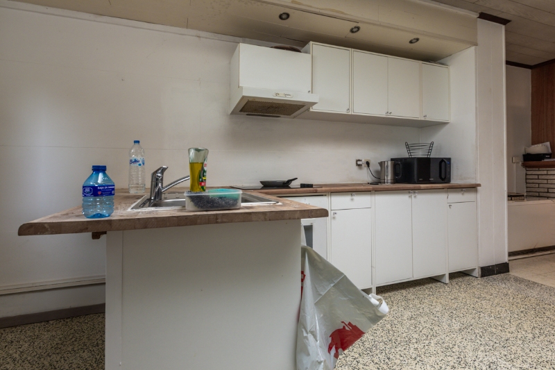 Te renoveren woning met 4 slaapkamers, tuinterras en kleine garage (elektriciteit goedgekeurd...). - foto 3