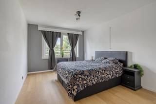 Instapklaar appartement op de 2de en bovenste verdieping (geen lift). De indeling zit goed in elkaar met een inkomhal met berging (aansluiting voor wasmachine aanwezig), zonnig salon (24m²), ingerichte keuken, 2 ruime slaapkamers (14m² en 12m²) en een badkamer met inloopdouche, toilet en lavabomeubel.<br />De dakverdieping is toegankelijk met een uitschuifbare trap en doet nog dienst als extra opbergruimte.<br />Voor het gebouw is er nog een privé parkeerplaats inbegrepen, er is een ruime gemeenschappelijke fietsenstalling, Ontspannen kan in de tuin achter het gebouw en in de achterliggende loods is er nog een extra ruime berging/parkeerplaats inbegrepen. <br />Goed bereikbare ligging, winkels en openbaar vervoer in onmiddellijke omgeving.