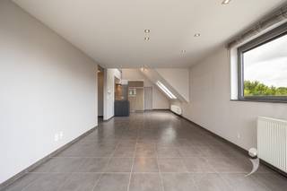 Ontdek dit lichtrijk en ruim duplexappartement, gelegen op de bovenste verdieping van een verzorgd gebouw in het centrum van Herent. Het...