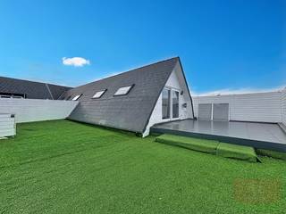 Deze loft op de eerste verdieping, deel uitmakend van een multi-unit op een perceel die ook een carwash, een autohandel en een winkel herbergt, geniet van een zeer gunstige ligging met alle voorzieningen zoals scholen, horeca, busvervoer, treinstation en winkelcentrum op wandelafstand.<br />Daarnaast profiteert deze woonst ook van een goede bereikbaarheid door diverse invalswegen en de nabijheid van de op- en afritten van de R4, E17 te Melle en de E40 te Wetteren.<br /><br /><strong>De indeling is als volgt</strong>: via de toegangstrap bereiken we de voortuin met kunstgras en het zonneterras. Eenmaal binnen is er de inkomhal, een gezellige leefruimte met veel lichtinval gevolgd door de keuken. Aansluitend vinden we de badkamer en het toilet, waarna we de 2 ruime slaapkamers bereiken, waar ook nog een ruimte die als stockage of bureau kan worden ingericht.<br /><br /><strong>Deze hedendaagse loft is een aanrader voor zowel starters als investeerders</strong>. De loft is momenteel verhuurd. Ideaal voor wie op zoek is naar een goed renderende investering!<br /><br /><strong>EPC</strong>: 277 kWh/m²jaar - <strong>label C</strong><br /><strong>Asbestvrij</strong><br /><strong>Keuring elektriciteit is conform<br />P-score en G-score: A</strong><br /><br />Komt u graag zelf deze gezellige woonst ontdekken tijdens een bezoekmoment?<br /><strong>Aarzel dan niet!</strong><br />Contacteer ons via immo@vastgoed-ff.be ,of bel tijdens de kantooruren naar <strong>053/21.21.21</strong> of bel <strong>Gunther op 0476/60.67.96</strong>. <br /><br /><strong>Voor de snelle beslissers! </strong><br /><br /> 