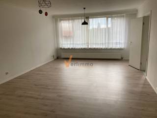 <p><span>GEZELLIG APPARTEMENT IN EKEREN MET PRAKTISCHE INDELING</span></p><p><span>Dit aangename appartement is gelegen in het vriendelijke Ekeren. Met een bewoonbare oppervlakte van 84 vierkante meter beschikt dit pand over alles wat u nodig heeft voor een aangenaam wooncomfort.</span></p><p><span> </span></p><p><span>RUIMTELIJKE INDELING</span></p><p><span>Het appartement omvat twee slaapkamers, elk met voldoende ruimte. De eerste slaapkamer beschikt over een groot raam dat veel natuurlijk licht binnenlaat en uitkijkt over het omringende gebied. De tweede slaapkamer is eveneens voorzien van een raam met directe toegang tot een balkon.</span></p><p><span> </span></p><p><span>WOONKAMER EN LEEFRUIMTE</span></p><p><span>De ruime woonkamer beschikt over grote raampartijen die voor veel daglicht zorgen. </span></p><p><span> </span></p><p><span>KEUKEN</span></p><p><span>De keuken is voorzien van moderne beige kasten en kook vuur en heeft een praktische indeling. </span></p><p><span> </span></p><p><span>BADKAMER</span></p><p><span>De badkamer wordt volledig gerenoveerd met 2 lavabo's in meubel en instap douche.</span></p><p><span> </span></p><p><span>EXTRA VOORZIENINGEN</span></p><p><span> </span></p><p><span>Momenteel wordt het appartement gerenoveerd met nieuwe laminaatvloeren en nieuwe badkamer.</span></p><p><span> </span></p><p><span>- 1 autostaanplaats inbegrepen</span></p><p><span>- beschikbaar vanaf 1 Okt. 2026</span></p><p><span>- maandelijkse onkosten 25€ </span></p><p><span>- EPC: 168</span></p>