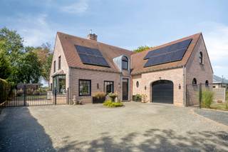 <p>Voor verdere info of een vrijblijvende waardebepaling van uw eigendom: kieran.dams@homixx.be of 016 792 901<br /><br />Welkom in deze prachtige, rustig gelegen open bebouwing die garant staat voor een zorgeloos en energiezuinig wooncomfort dankzij een uitstekende EPC-score A. Bij het betreden van de woning komt u binnen via een gastvrije inkomhal, uitgerust met een apart gastentoilet en een praktische vestiaire. De sfeervolle en lichtrijke leefruimte vormt het hart van het huis, waar een gezellige kachel zorgt voor heerlijke warmte tijdens de koelere maanden. Aansluitend bevindt zich de volledig geïnstalleerde keuken, die naadloos overgaat in een handige, ruime berging.<br /><br />Op de verdieping vindt u tevens een complete badkamer, uitgerust met een ontspannend ligbad, een comfortabele inloopdouche en een dubbele lavabo. Boven biedt de woning drie volwaardige slaapkamers en op het gelijkvloers een veelzijdige bureauruimte, die moeiteloos kan worden omgevormd tot een vierde slaapkamer of hobbyruimte. Voor extra opberg gemak is er een ruime zolder, vlot bereikbaar via een uitschuifbare trap. Uw wagen parkeert u veilig in de inpandige garage met automatische poort. Buiten geniet u in alle privacy op het gezellige terras en in de mooie tuin. Een ideale gezinswoning waar comfort en rust perfect samenkomen!</p>