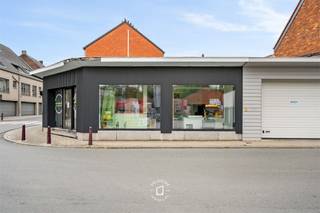 Op zoek naar een zichtlocatie met veel passage voor jouw zaak?Dit commercieel gelijkvloers, gelegen in het centrum van Moorsel, biedt een oppervlakte...