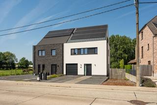 <p>Are you looking for a recent, move-in ready home where space, comfort, energy efficiency and a peaceful location come together perfectly? Then this beautiful semi-detached property in Roosdaal is definitely worth a visit.</p><p>The property enjoys an excellent location in a green and quiet environment, while offering easy access towards Brussels, Ninove and Aalst. Thanks to the nearby main roads, public transport, schools, shops and leisure facilities, you can enjoy a peaceful lifestyle without compromising on accessibility.</p><p>Situated on a generous 896 m² plot, this property offers a spacious garden with beautiful views of the surrounding greenery. The large terrace, accessible through the sliding doors in the living area, is the perfect place to relax after a busy day.</p><p>Built in 2021, this high-quality home is equipped with the latest energy-efficient technologies. Thanks to the heat pump and 21 solar panels, the property achieves an exceptional energy performance with an E-level of 9 and an impressive energy consumption of only 14 kWh/(m²/year).</p><p>Upon entering the property, you are welcomed by a stylish entrance hall with guest toilet and washbasin. The fully equipped open-plan kitchen features all modern conveniences: dishwasher, combination oven, microwave, built-in coffee machine, refrigerator, freezer, ceramic hob, extractor hood and double sink. The kitchen flows seamlessly into the bright living area, where large windows provide plenty of natural light and beautiful views of the garden and surrounding greenery.</p><p>The first floor comprises three spacious bedrooms. You will also find an elegant bathroom with bathtub, walk-in shower and double washbasin with vanity unit, as well as a separate toilet and practical laundry area. Between two bedrooms there is an additional shower room with walk-in shower, washbasin and vanity unit, providing extra comfort for the whole family.</p><p>The entire second floor is designed as a luxurious master suite. Here you will find a spacious master bedroom with its own ensuite bathroom, equipped with bathtub, walk-in shower and washbasin with vanity unit. A true private retreat where comfort and relaxation are key. This room can also be divided into two separate bedrooms. The technical room is also located on this floor.</p><p>Parking is not an issue thanks to the spacious driveway and the integrated garage, offering ample parking space for several vehicles.</p><p>In short, this modern and highly energy-efficient home combines high-quality finishes, a well-thought-out layout, generous living spaces and a unique green setting. An ideal family home for those looking to enjoy contemporary living comfort in a peaceful yet well-connected location.</p><p>Available no later than 2 weeks after the deed.<br />Urban planning information: requested.<br />Bezoekmoment 25/07, afspraak maken: https://app.mason.immo/booking/73lNMz <br />More information and documents available at www.malines-group.be</p>
