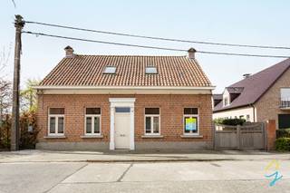 Te koop te Wichelen: Zeer charmante en volledig gerenoveerde woning !Deze woning onderging de voorbije jaren een grondige renovatie, resultaat: een...