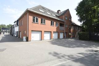 Droom jij van wonen op een uiterst rustige locatie, met alle ruimte om binnen én buiten te genieten?<br />In dit royale gelijkvloers appartement in de Olympiastraat te Rupelmonde wordt dat jouw nieuwe thuis.<br /><br />Met maar liefst <strong>125 m² bewoonbare oppervlakte</strong>, een gigantisch <strong>overdekt terras van 9 m op 4 m</strong> én een zonnige tuin met tuinhuis, biedt dit appartement alle troeven voor wie houdt van comfort, rust en buitenleven. Voeg daar nog een <strong>grote garage</strong> en een <strong>uitstekende EPC-score</strong> aan toe, plus een ruime parking voor de deur, en je weet: dit is een zeldzame vondst.<br />Wel delen we mee dat het appartement een opfrissing kan gebruiken – de perfecte kans dus om er volledig jouw eigen stijl in te brengen.<br /><br />Bij binnenkomst verwelkomt de ruime inkomhal je met vestiairekasten en een apart toilet. De lichtrijke woonkamer sluit naadloos aan op de vernieuwde keuken, die volledig is uitgerust en uitgeeft op een handige berging.<br /><br />Het appartement beschikt over <strong>drie volwaardige slaapkamers</strong> en een badkamer met inloopdouche, lavabomeubel en een tweede toilet.<br />Buiten wacht <strong>het overdekte terras </strong>dat grenst aan de tuin, ideaal om het hele jaar door van de buitenlucht te genieten. Via het terras bereik je de garage en nog een extra bergplaats – een zee aan opbergruimte dus.<br /><br /><strong>Extra troeven</strong>:
<ul>
<li>125 m² bewoonbare oppervlakte</li>
<li>Overdekt terras van 36 m² en zonnige tuin met tuinhuis</li>
<li>Grote garage en aparte bergplaats</li>
<li>Vernieuwde keuken met alle comfort</li>
<li>Uitstekende EPC-score</li>
<li>Ingebouwde kasten en bergruimte</li>
<li>Grote parking voor de deur</li>
<li>Gelegen in een rustige straat</li>
</ul>
<br />Bron bewoonbare oppervlakte : EPC - certificaat<br /><br />Ben je op zoek naar een luxueuze woonst met comfort, ruimte en een uitzicht dat élke dag weet te bekoren? Neem dan snel contact met ons op voor een bezoek!<br />Ben je ook van plan jouw eigendom te verkopen? Maak een afspraak voor een gratis schatting, wij maken er samen een succesverhaal van.