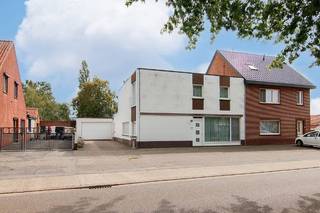 <strong>Troeven</strong><br />- Ruim perceel van bijna 12 are<br />- <u><strong>Grote Werkplaats 25M2 + Garage 74 M2 - ideaal voor hobby's of opslag</strong></u><br />- Halfopen bebouwing met tal van mogelijkheden<br />- Rustige en groene woonomgeving<br />- Op slechts enkele minuten van het centrum van Diepenbeek<br />- Vlotte bereikbaarheid richting Hasselt, Genk, Bilzen-Hoeselt en Tongeren-Borgloon<br />- Nabij de E313 en E314 dankzij de snelle verbinding via de N76<br />- 4 slaapkamers, waaronder een ruime master bedroom<br />- Mogelijkheid tot een extra slaapkamer, bureau of hobbyruimte op het gelijkvloers<br /><br /><strong>Locatie</strong><br />Deze te renoveren, of beter gezegd te moderniseren, halfopen woning is gelegen op een ruim perceel van bijna 12 are in een groene en rustige woonomgeving, op slechts enkele minuten van het centrum van Diepenbeek.<br />Dankzij de gunstige ligging en de nabijheid van diverse verbindingswegen zijn ook Genk, Hasselt, Bilzen-Hoeselt en Tongeren-Borgloon vlot bereikbaar. Via de N76 bereikt u bovendien snel de op- en afritten van de E314 in Genk en de E313 in Diepenbeek.<br />Ook liefhebbers van natuur, sport en ontspanning vinden hier een uitstekende uitvalsbasis. In de nabije omgeving bevinden zich onder meer het Demerstrand, de Dautenvijvers, natuurreservaat De Maten en tal van fiets- en wandelroutes.<br /><br /><strong>Indeling</strong><br />De woning bestaat uit een hoofdgebouw met de verschillende leefruimtes en een omvangrijk bijgebouw met onder meer een werkplaats, opslagruimte en een bijzonder ruime garage van maar liefst 74 m².<br />Op het gelijkvloers van het hoofdgebouw bevinden zich de inkomhal, keuken, ruime woonkamer, een apart toilet, wasplaats en een grote slaapkamer aan de straatzijde.<br />Deze slaapkamer biedt bovendien verschillende mogelijkheden en kan, afhankelijk van uw wensen, perfect worden ingericht als thuiswerkplek, hobbyruimte, speelkamer of als uitbreiding van de huidige leefruimte.<br />Via de nachthal op de verdieping bereikt u de badkamer, dressing en drie slaapkamers, waaronder twee kinderkamers en een ruime master bedroom.<br /><br /><strong>Veel mogelijkheden</strong><br />Een bijzondere troef van deze woning is de mogelijkheid om ook in de hoogte uit te breiden. Zo kan er, mits de nodige vergunningen en conform de geldende voorschriften, overwogen worden om een zadeldak te plaatsen dat aansluit bij dat van de rechterbuur. Hierdoor ontstaat de mogelijkheid om een bijkomende volwaardige verdieping met extra leef- of slaapruimtes te creëren.<br />Verder beschikt de woning over een overdekte binnenkoer en een zeer ruime, onderhoudsvriendelijke achtertuin.<br /><br />Kortom: een woning met een stevige basis, bijzonder veel ruimte en tal van mogelijkheden voor wie bereid is de handen uit de mouwen te steken. Dankzij het ruime perceel, de grote garage en de uitbreidingsmogelijkheden biedt dit pand heel wat potentieel om uit te groeien tot een aangename en ruime gezinswoning op een gunstige locatie.<br /><br />Interesse gewekt ? Laat je <strong>mailadres en telefoonnummer</strong> achter en wij contacteren je voor een persoonlijke rondleiding