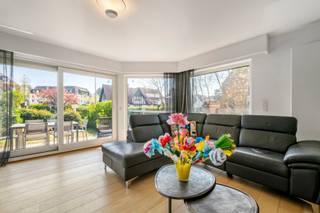 <strong>EXCLUSIEF TE KOOP: Comfortabel gelijkvloers appartement centraal in het Zoute</strong><br /><br />Zonnig tuin appartement met twee ruime slaapkamers, waaronder een master bedroom met veel ingemaakte kasten en toegang tot het terras achteraan. 2 badkamers waarvan 1 met bad en 1 met douche. Tweede slaapkamer. Het appartement is voorzien van uitgeruste keuken, een een ruime living met veel natuurlijk licht uitgevend op het aangename terras en het tuintje rondom.<br />Privatieve kelder en mogelijkheid tot aankoop van een garagebox in de residentie.<br /><br />Perfect voor wie op zoek is naar comfort en gemak op één niveau.<br /><br />EPC: 247 kWh/m²/jaar - UC: 3573795-RES-2