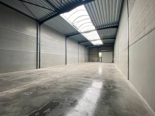 <strong>KMO-unit van 300 m² met 2 privatieve parkeerplaatsen</strong> te huur in<strong> Oostkamp</strong>. De loods maakt deel uit van het KMO-project Boostkamp.<br /><br />De opslagruimte is opgebouwd uit een staalconstructie met aan de buitenzijde geïsoleerde betonpanelen en heeft een vrije hoogte van maar liefst 6,20 m. Verder is het magazijn voorzien van een automatische sectionale poort (4 x 4.20) met afzonderlijke loopdeur, raampartij en een lichtstraat. Per 2 loodsen is een regenwaterput van 5.000 liter aanwezig.<br /><br />Tal van activiteiten mogelijk, opslag, productie, ...<br />Beschikbaar vanaf 05/2026.<br /><br />Fantastisch gelegen nabij centrum Oostkamp &amp; Brugge met een vlotte verbinding naar de E40 op- en afrit 9 Oostkamp alsook de E403.<br />Contacteer<strong> PANORAMA B2B</strong> voor bijkomende inlichtingen, plannen of een vrijblijvend plaatsbezoek <strong>0479 70 70 73</strong>.